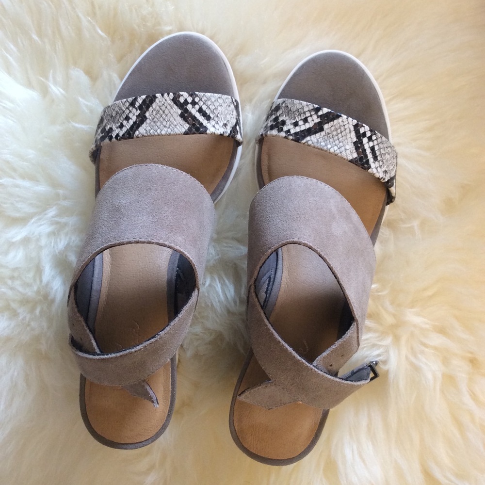 Never Worn Crown Vintage Afa Wedge Sandal